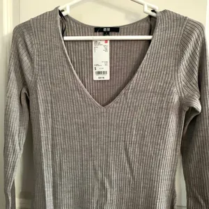 Uniqlo Merino Wool Blend Fitted V-Neck Long-Sleeve Dress in Gray thumbnail 5