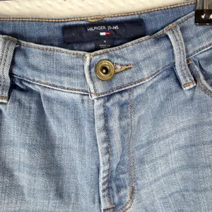 Tommy Hilfiger Jeans‎ Women's Denim Shorts Size 4 Embroidered Floral Frayed Hem thumbnail 7
