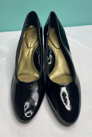 Soft style size 11 Sleek Black‎ Patent Leather Pumps thumbnail 1