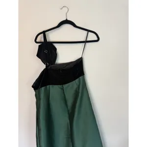 Petal & Pup Amelia One-Shoulder Velvet & Satin Midi Dress Emerald Black Sz L NEW thumbnail 13