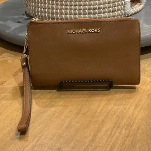 EUC Michael Kors Tan Leather Jetset Wristlet thumbnail 3