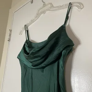 NEW! Selfie Leslie Well Versed Pleated Bust Front Split Dress Forest Green Med thumbnail 5