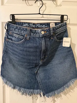 Free People We The Free Denim Mini Skirt Size 28 Raw Hem Medium Wash NWT thumbnail 3