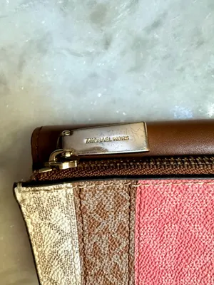 Michael Kors Carmen Medium
Envelope Trifold Wallet - Pink
Stripe thumbnail 10