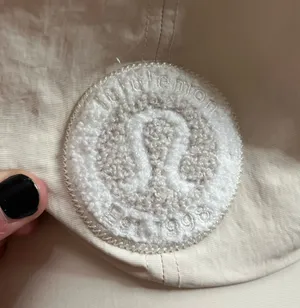 Lululemon hat  thumbnail 1