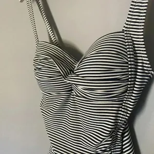 NIPTUCK SWIM Joanne One-Piece Swimsuit Size 6 Sorrento Black &‎ White Stripe thumbnail 6