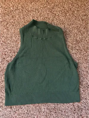 Uniqlo Cropped Tank Top thumbnail 2
