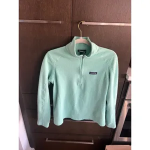 Patagonia Women's Micro-D‎ 1/4-Zip fleece pullover in a light green small thumbnail 2