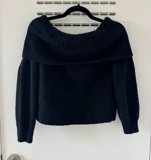 Abercrombie & Fitch Off-the-Shoulder Jumper thumbnail 1
