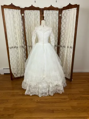 Fabulous Vintage 1950s Tiered Cupcake Lace Wedding Gown thumbnail 5