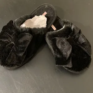 Victoria’s Secret Fuzzy Slip on Slippers.‎ Size Medium. Black W/bow thumbnail 5