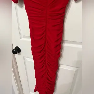 Mock neck ruched back zip maxi dress‎ short sleeve red size small thumbnail 6