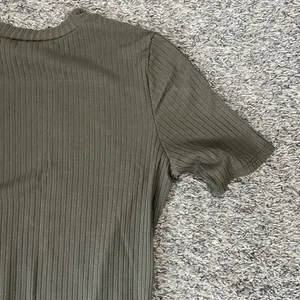 NWOT H&M olive green ribbed long tee shirt thumbnail 6