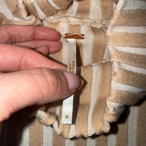 Free People Mock Neck Sweater Womens Medium Tan White Striped Ribbed Knit Dolman thumbnail 3