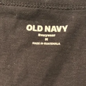 Old Navy black v-neck short sleeve T-shirt Size Medium (NWT) thumbnail 3