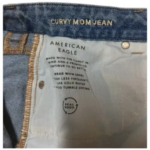 American Eagle Jeans Womens 8 Curvy Mom Jean 90s Distressed Light High Rise Blue thumbnail 3
