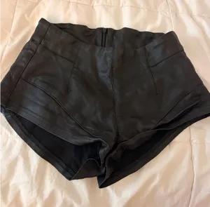 Mini shorts amazon leather  thumbnail 1