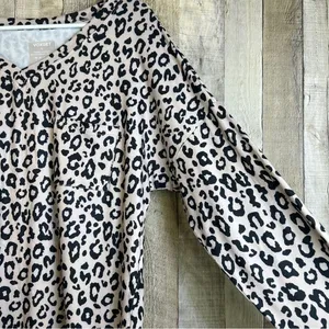 Voxget Animal Print Tan & Black Large V-Neck Long Sleeve V-Neck 1 Chest … thumbnail 3