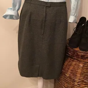 Briggs New York stylish black and grey houndstooth fully lined skirt EUC thumbnail 4