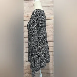 Karen Kane Black & White V Side top size medium thumbnail 3