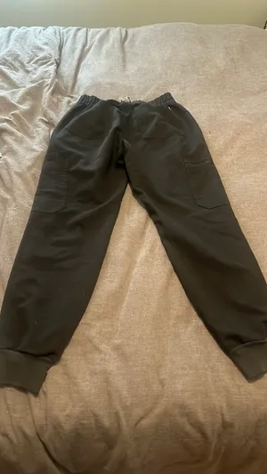 FIGS Wonmen’s Black Uman Relaxed- Petite Jogger Scrub Pants- XS thumbnail 3