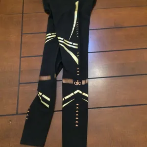 Alo airbrush legging gold black medium thumbnail 6