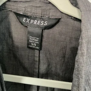 Express Womens Button Down Shirt Charcoal Gray Stretch Slim Fit Size 5/6 thumbnail 4