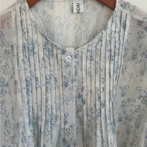 Light Blue Floral Pintuck Tunic Blouse Size M thumbnail 3
