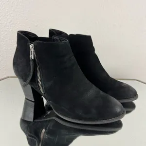 VIONIC Black Leather Suede Sterling Zipper Low Heel Preppy Fall Ankle Booties thumbnail 2