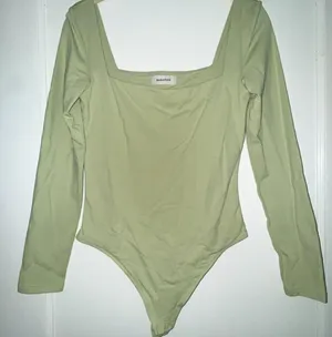 Aritzia Babaton Contour Squareneck Longsleeve Bodysuit in Palm Green thumbnail 1