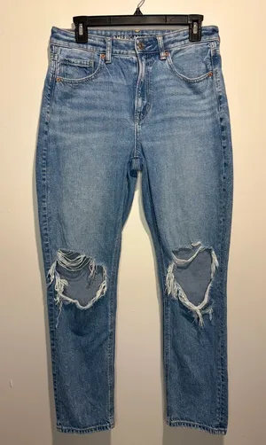 American Eagle Mom Jean Distressed Knee Holes Size 6 thumbnail 1