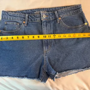 Wild Fable High Rise Mom Shorts Size 12 Medium Wash Raw Hem thumbnail 2