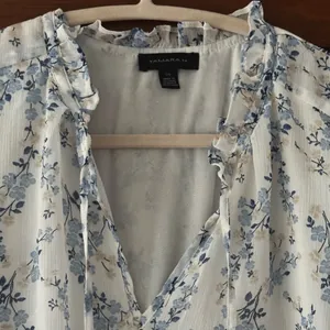 Tamara H. Blouse Top Women’s Large White Blue Floral Ruffle Sleeve Elastic Waist thumbnail 2