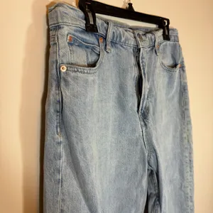 Gap Light Wash Mom Jeans Womens 31 High Rise Loose Fit Tapered Leg Denim thumbnail 2