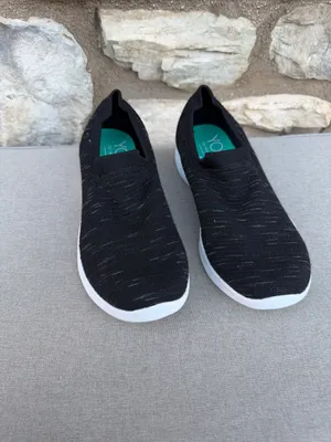 Sketchers YOU Walk black slip-on shoes size 6.5 thumbnail 2