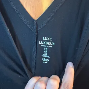 GAP Luxe Size Medium Black Open-Back Long-Sleeve Shirt thumbnail 4