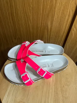 Birkenstock women Arizona Sandals in Neon Pink thumbnail 2