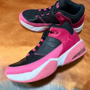 Jordan Max Aura Athletic Sneakers Black Pink 23 thumbnail 1