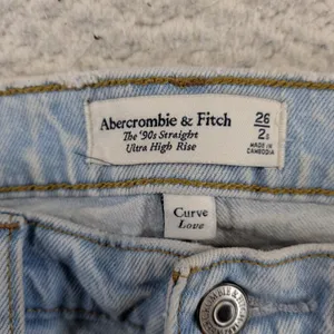 Abercrombie Fitch Curve Love 90s Straight Ultra High Rise Light Wash Jeans 26/2S thumbnail 7
