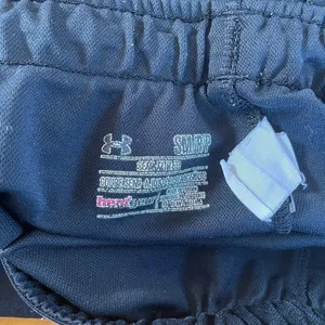 Under Armour Shorts size small semi fitted black thumbnail 5