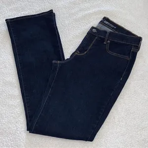 Old Navy Mid-rise Flare Jeans (Size 6) thumbnail 5