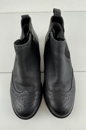 Vionic Sawyer Black Leather Wingtip Chelsea Ankle‎ Boots Size 7 Preppy Orthotic thumbnail 1