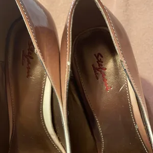 Ombré brown tan and cram pumps with gold buckle on toes thumbnail 3