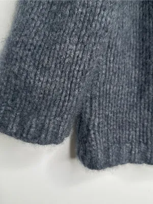 Aritzia Charcoal Gray 100% Cashmere Chunky Ribbed Knit Sweater Large thumbnail 3