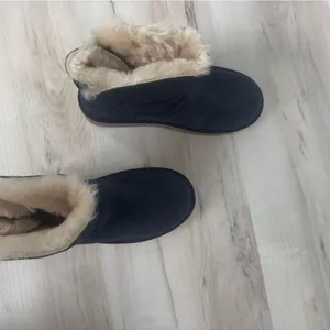 Koolaburra Navy Blue Shearling-Lined Ankle Boots with Tan Fur thumbnail 2