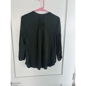 Quince Silk Blouse Olive Green V Neck 3/4 Sleeve Pintuck Stretch Top- XS thumbnail 4