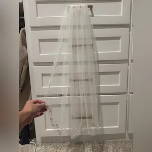 Wedding Veil, perfect condition. Worn for a couple of hours. 34” in length thumbnail 2