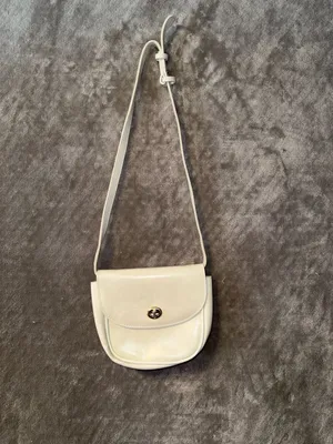 Minimalist Vintage-Style Cream Leather Turnlock Crossbody Bag thumbnail 3