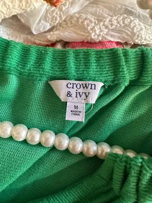 Crown & Ivy Kelly Green Puff Sleeve Top thumbnail 5