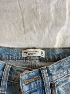 Abercrombie & Fitch 90s relaxed Light Wash High-Rise Women's Jeans thumbnail 2